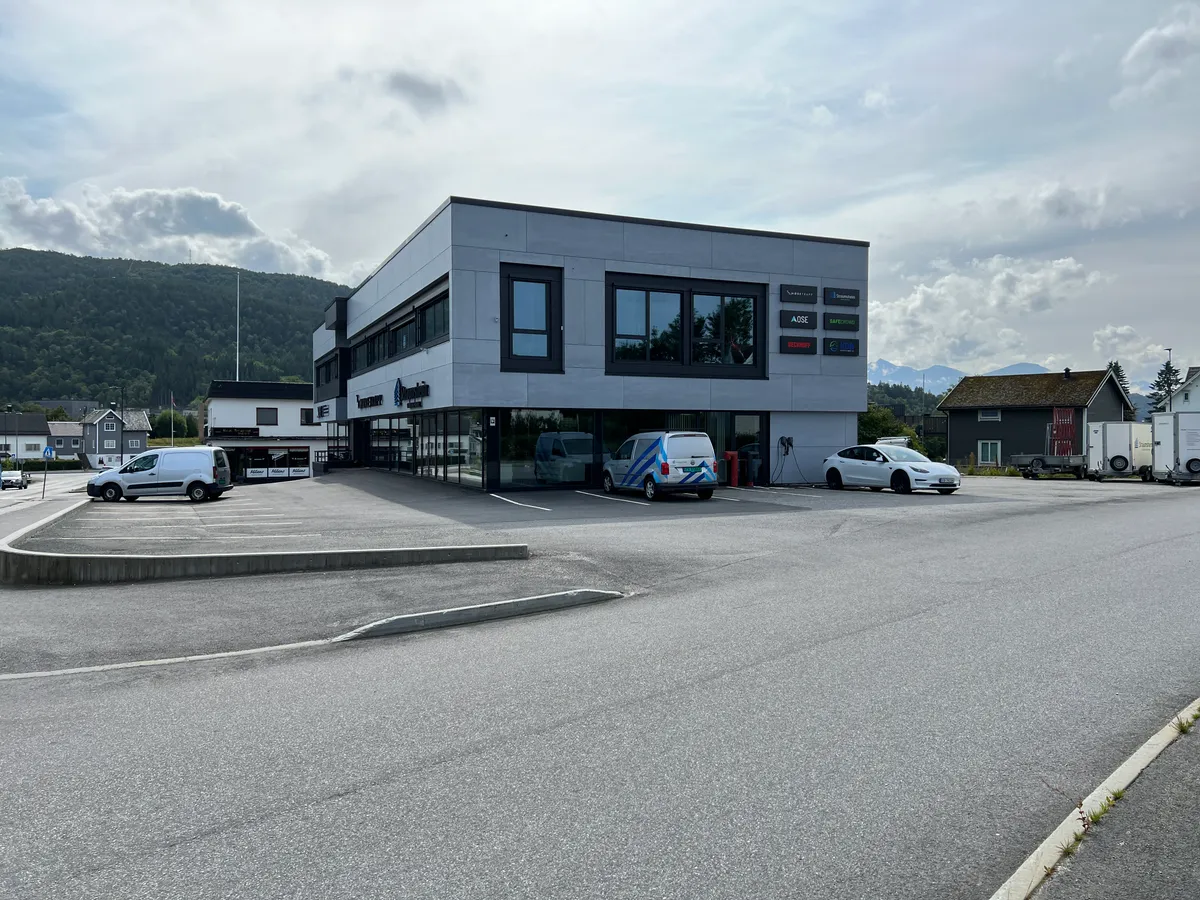 Byggets fasade fra parkeringsplass